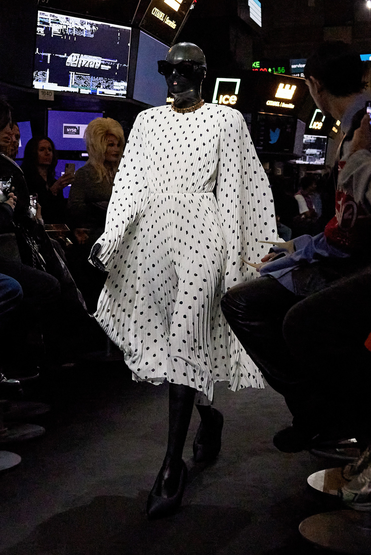 Balenciaga時髦的戀物主義！Demna Gvasalia為何探討資本主義？