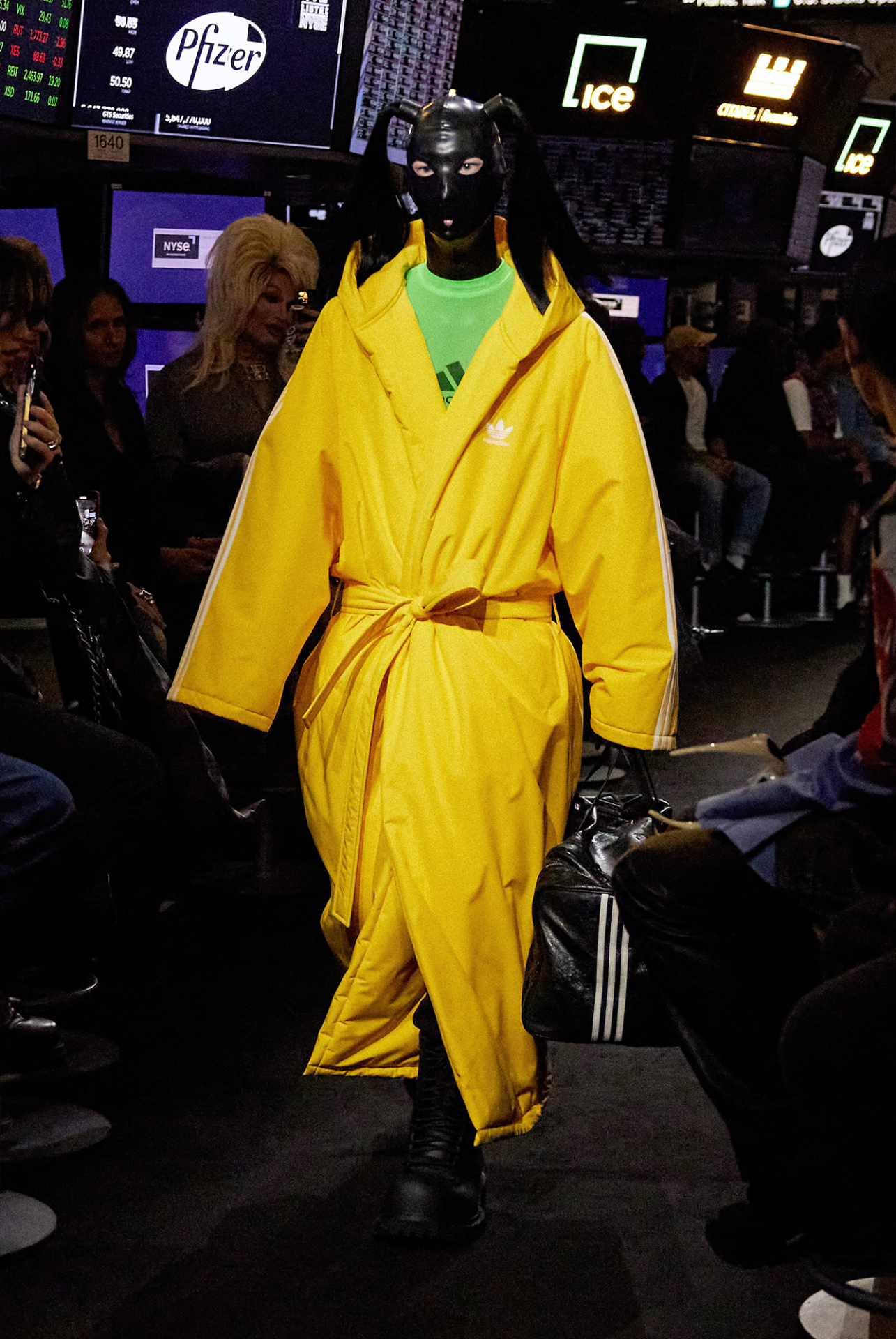 Balenciaga時髦的戀物主義！Demna Gvasalia為何探討資本主義？